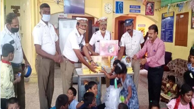 சிறுவர்களுக்கு சுவீட் பட்டாசு வழங்கிய மடிப்பாக்கம் போலீசார்
