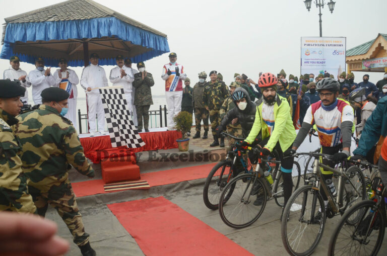 BSF படையினர் சைக்கிளில் பயணம்