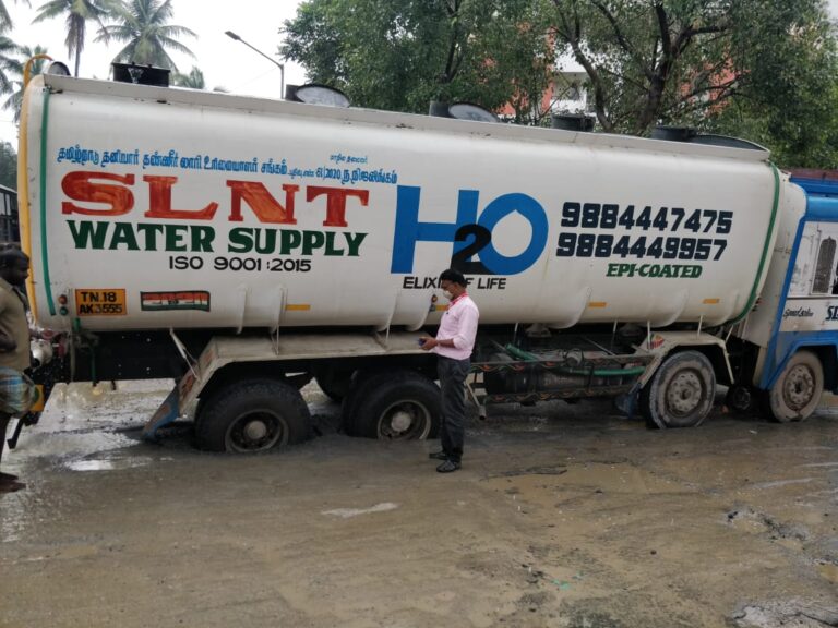 தண்ணீர் லாரி பள்ளத்தில் சிக்கியது..