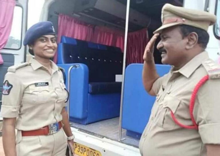 டிஎஸ்பி ஆன மகளுக்கு சல்யூட்