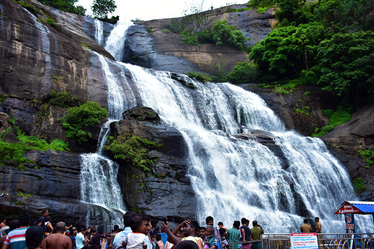 குற்றாலம் அருவியில் குளிக்க தடை