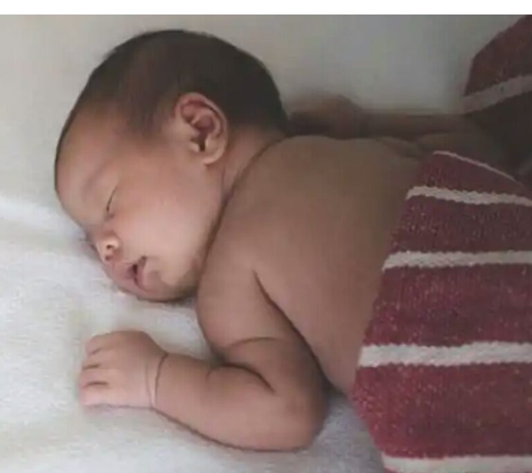 சீன நாட்டிலிருந்து குழந்தை ஒன்றை தத்து எடுத்துள்ளனர்