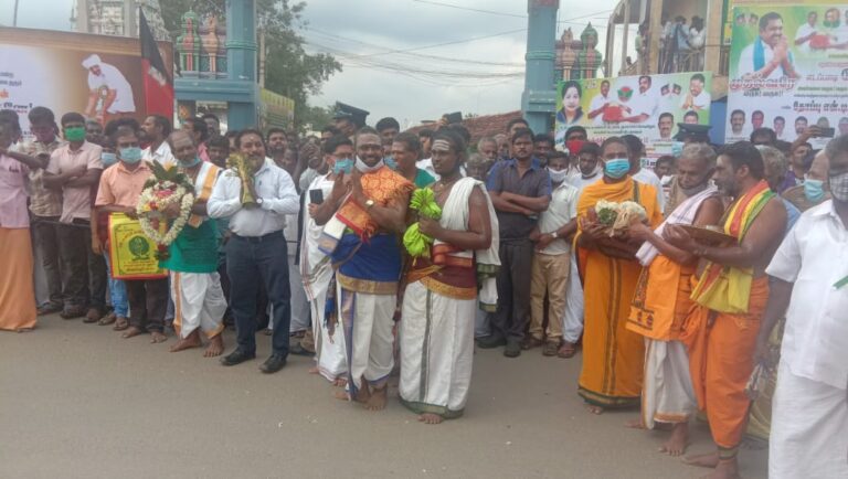 முதலமைச்சர் பழனிச்சாமி  வாக்கு சேகரிப்பு..