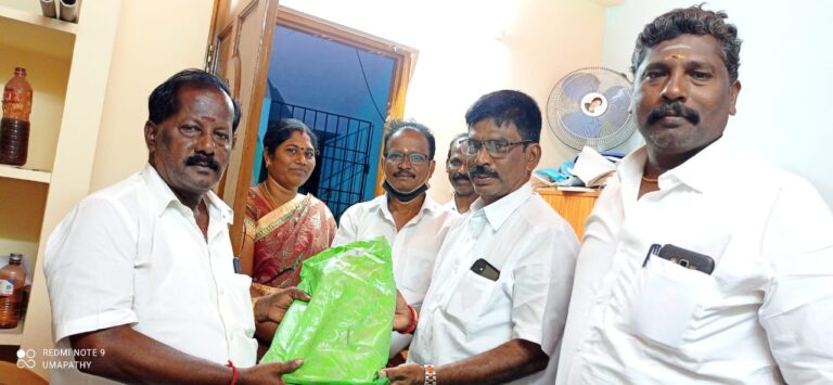 திரு.J. துரைராஜ் – கழக தொண்டர்களுக்கு அன்பளிப்பு