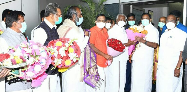 தமிழக முதல்வரை பூங்கொத்து கொடுத்து வரவேற்றனர்!