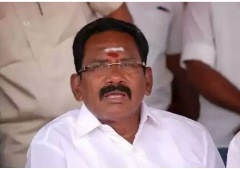 அமைச்சர் செல்லூர் ராஜு தொண்டர்களுக்காக முழு ரயில் புக்கிங் செய்தார்?