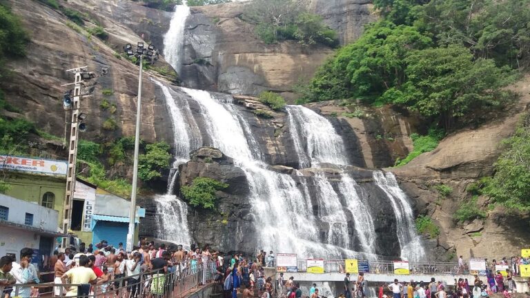 குற்றால அருவியில் குளிக்க தடை