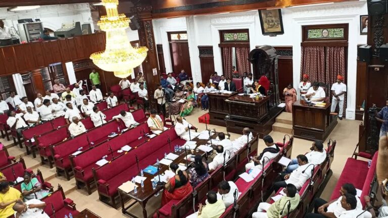 कांग्रेस और एमडीएमके सदस्यों ने नगरपालिका परिषद की बैठक में केंद्रीय बजट की प्रति फाड़ दी