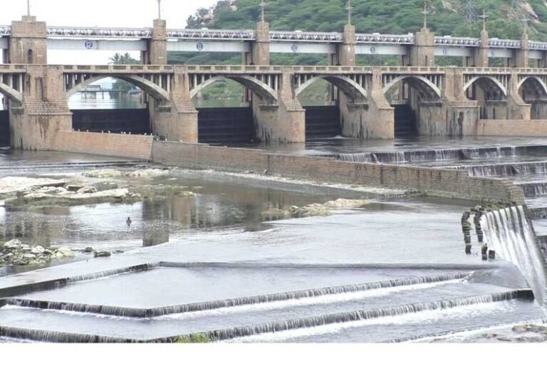 மேட்டூர் அணை 16 கண் மதகுகள் மூடப்பட்டன