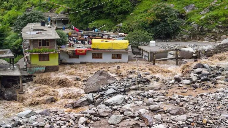 हिमाचल प्रदेश के श्रीकांत के पास बादल फटने से 13 लोगों की मौत हो गई