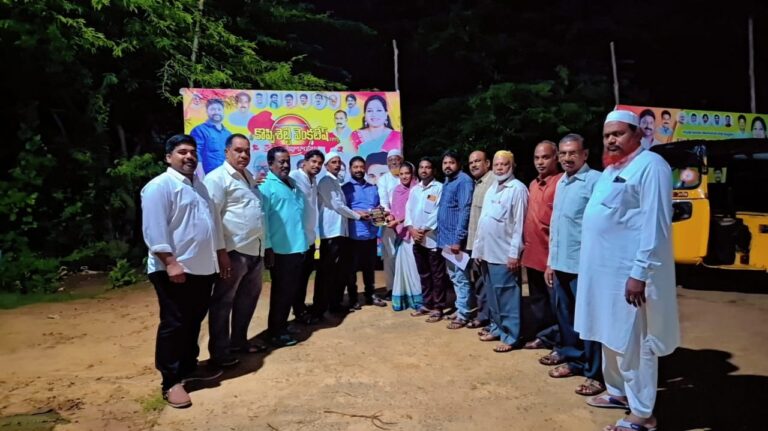 పెద్ద బోధిగాలం గ్రామం మైనారిటీ ముస్లిం మత పెద్దలు. తెలుగు దేశం పార్టీ,<br>మండల అధ్యక్షులు,శ్రీ కొప్పిశెట్టి వెంకటేష్ గార్లను,గౌర పూర్వకంగా కలిసి<br>గౌస్-ఈ-పాక్ ఉర్స్ వేడుకలకు ఆహ్వానించారు.