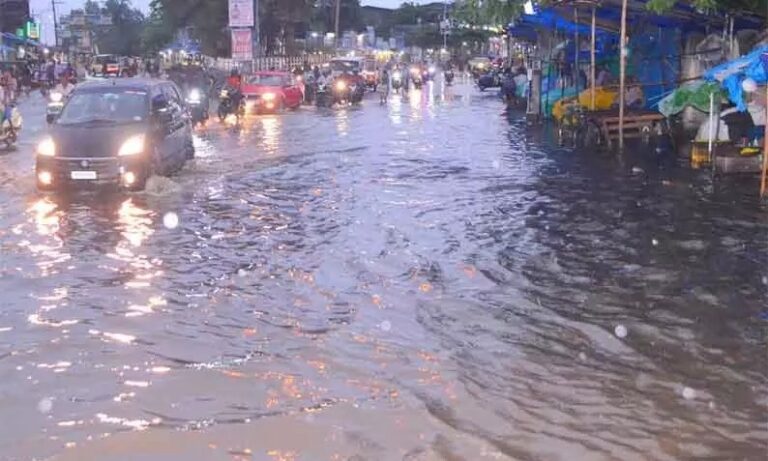 குறுகிய நேரத்தில் கொட்டித்தீர்த்த கனமழை.