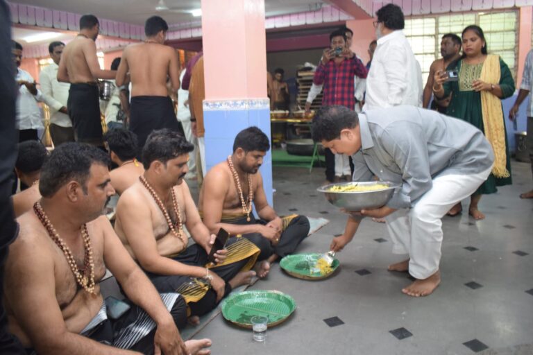 కార్తీక మాసము సంధర్బాముగా కూకట్ పల్లిలోని పాత శివాలయంలో ఎమ్మెల్యే మాధవరం కృష్ణారావు గారు ప్రత్యేక పూజలు నిర్వహిoచారు