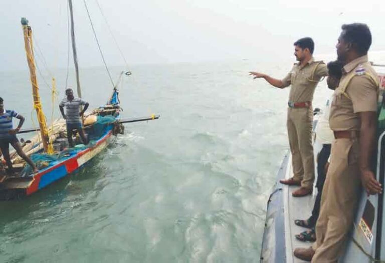 సముద్రంలో పడి గల్లంతైన మత్స్యకారుడు