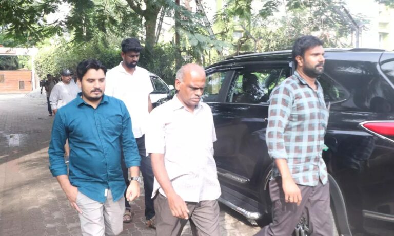 ఆదాయపు పన్ను శాఖ అధికారులు తనిఖీలు చేస్తున్నారు