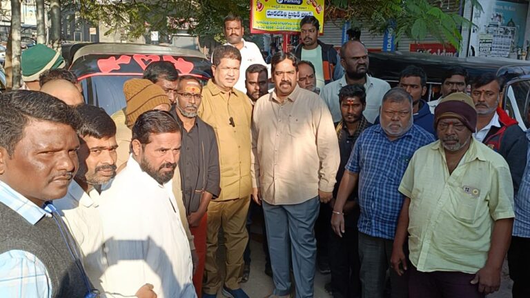 ఆటో డ్రైవర్లకు మద్దతుగా ఖాకీ చొక్కాలతో బిఆర్ఎస్ నాయకులు వర్కింగ్ ప్రెసిడెంట్ కేటీఆర్, ఎమ్మెల్యేలు మాదవరం కృష్ణారావు , ఎమ్మెల్సీలు