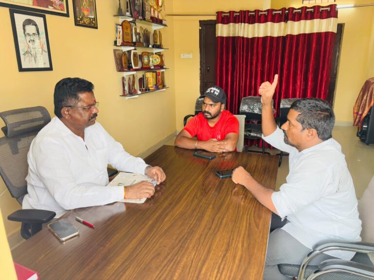 నెహ్రూ నగర్ లో గల సమస్యల గురించి BRS ఫిఫ్త్ డివిజన్ కార్పొరేటర్ అయిన పన్నాల దేవేందర్ రెడ్డి చర్చా..