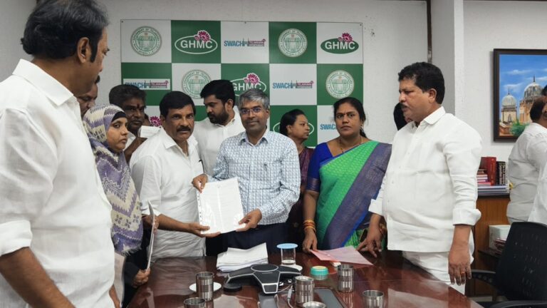 హైదరాబాద్ మహానగరంలో ప్రజలు ఎదుర్కొంటున్న సమస్యలను వెంటనే పరిష్కరించాలని కోరుతూ .