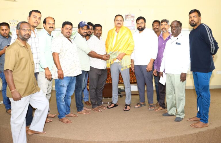 నూతన సంవత్సర శుభాకాంక్షలాతో BRTU ఆటో యూనియన్ నాయకులు .