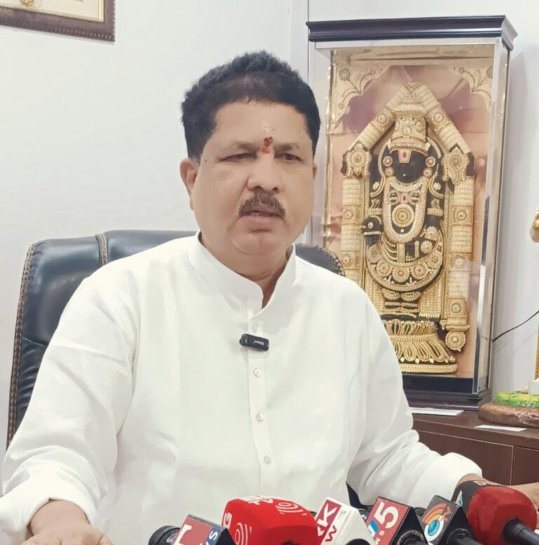 వేలం పేరుతో ప్రజలను మోసం చేస్తున్న హౌసింగ్ బోర్డు…<br>రోడ్ల విస్తరణలో ప్లాట్లు పోయే ప్రమాదం ఉంది…<br>కొనుగోలుదారులు జాగ్రత్త….<br>ఎంఎల్ఏ కృష్ణారావు హెచ్చరిక…..
