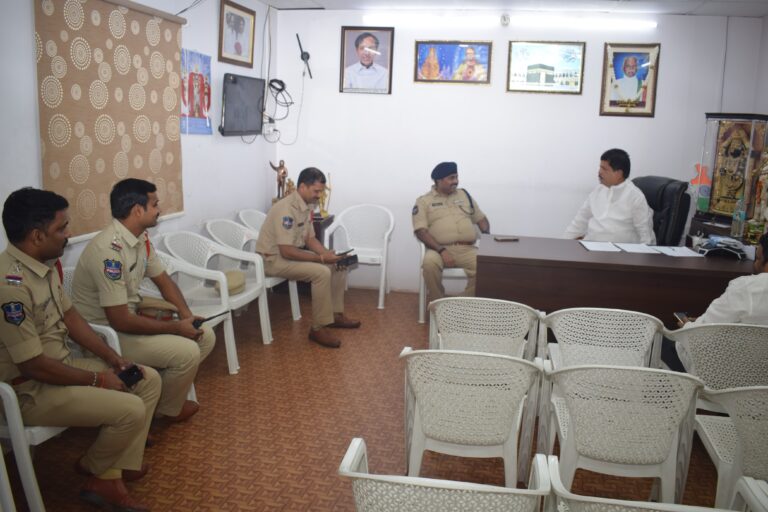 కూకట్ పల్లి ఎమ్మెల్యే మాధవరం కృష్ణారావును హౌస్ అరెస్టు చేసిన పోలీసులు.