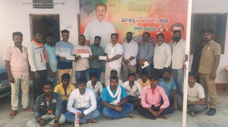 రెడీమిక్స్ లారీ డ్రైవర్ లకి రావలసిన వేతనం ఇప్పించిన*<br>-బిఆర్ టియు రాష్ట్ర కార్మిక నాయకుడు శ్రమశక్తి అవార్డు గ్రహీత రవిసింగ్*