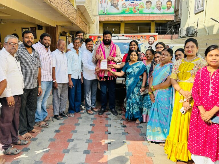 మాజీ ఎమ్మెల్యే కూన శ్రీశైలం గౌడ్ గారిని ఆహ్వానించిన గాజులరామారం,షాపూర్ నగర్ ఆర్యవైశ్య సంఘం*