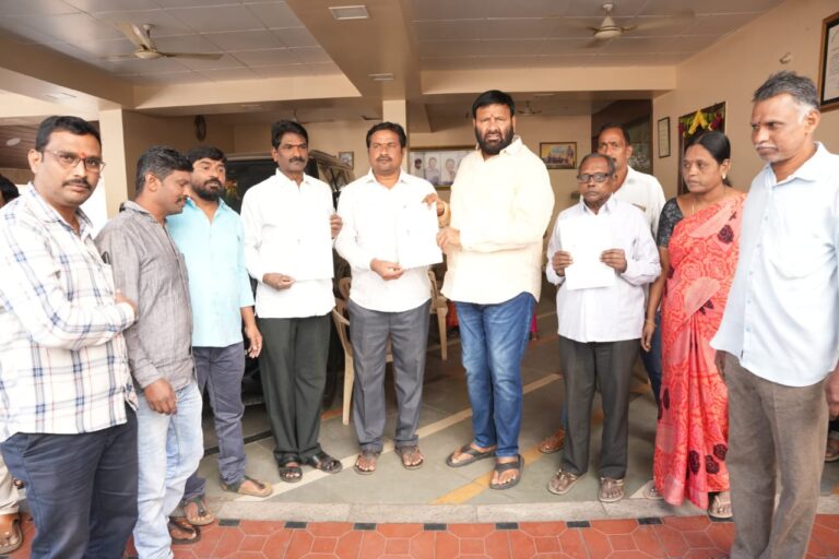 లబ్ధిదారులకు సీఎం రిలీఫ్ ఫండ్ చెక్కులు పంపిణీ చేసిన మాజీ ఎమ్మెల్యే కూన శ్రీశైలం గౌడ్*