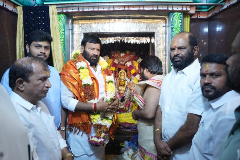 శ్రీ చిత్తారమ్మ దేవస్థానంలో మూల మంత్రజపము, దేవతాహోమాలు,పూర్ణాహుతిలో కుటుంబ సమేతంగా పాల్గొన్న మాజీ ఎమ్మెల్యే కూన శ్రీశైలం గౌడ్ గారు*