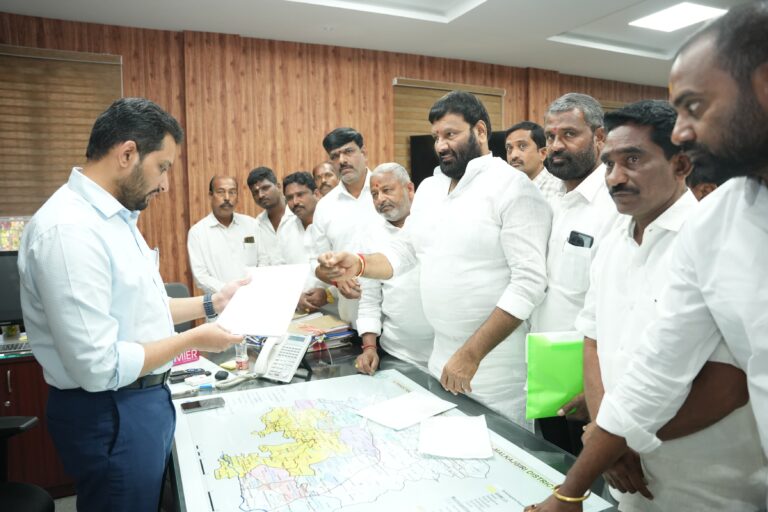 గత ప్రభుత్వ హయాంలో డబుల్ బెడ్ రూమ్ ఇండ్లలో అధికారులు చేసిన అవకతవకలు మళ్లీ పునరావృతం కాకుండా చూడాలి. కాంగ్రెస్ ప్రభుత్వాన్ని బద్నాం చేస్తే సహించేది లేదు — కూన శ్రీశైలం గౌడ్