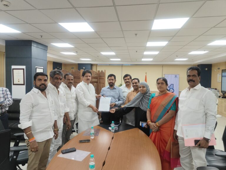 వాటర్ వర్క్స్ మేనేజింగ్ డైరెక్టర్ గారిని కలిసి మూసాపేట్ డివిజన్ లో సమస్యలపై వినతిపత్రం అందజేసిన మూసాపేట్ మాజీ కార్పోరేటర్ తూము శ్రావణ్ కుమార్*