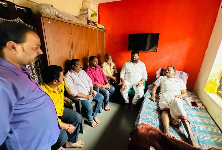 కాంగ్రెస్ పార్టీ కార్యకర్తను పరామర్శించిన మాజీ ఎమ్మెల్యే , కాంగ్రెస్ పార్టీ రాష్ట్ర నాయకులు కూన శ్రీశైలం గౌడ్ గారు