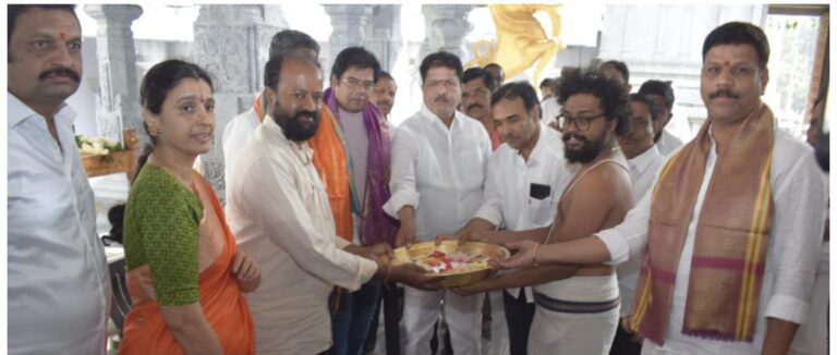 అమ్మవారి ప్రధాన ద్వారం తలుపులకు వెండి తొడుగు , 30 కిలోల వెండి బిస్కెట్లను అంధజేత.