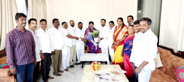 కేంద్ర మాజీ మంత్రివర్యులు శ్రీ సర్వే సత్యనారాయణ గారిని మర్యాదపూర్వకంగా కలిసిన కూకట్ పల్లి నియోజకవర్గ కాంగ్రెస్ పార్టీ మాజీ అధ్యక్షులు శ్రీ శేరి సతీష్ రెడ్డి గారు*