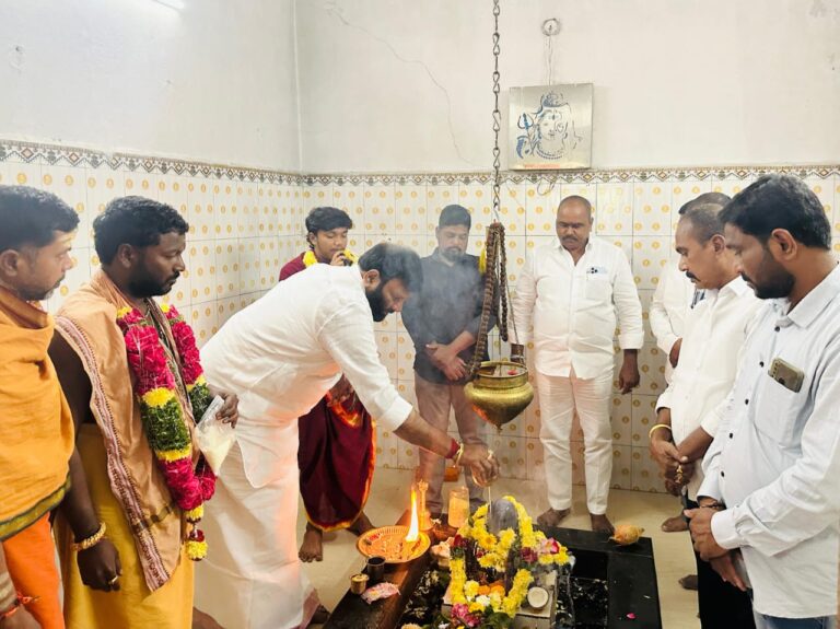 నల్లగుట్ట శివాలయంలో 24వ శివ మహా పడిపూజ కార్యక్రమంలో పాల్గొన్న మాజీ ఎమ్మెల్యే కూన శ్రీశైలం గౌడ్ గారు*