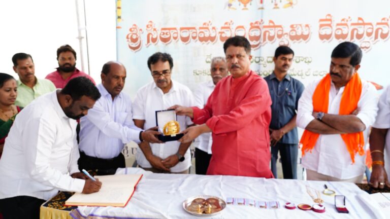 శ్రీ సీతారామచంద్రస్వామి దేవస్థానం(వెండి బంగారు కీరిటములు<br>ఆభరణాలు) అప్పగించారు
