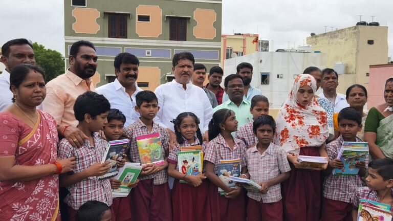 ప్రభుత్వ పాఠశాలలో విద్యార్థులకు పాఠ్యపుస్తకాలు పంపిణీ ఎమ్మెల్యే మాధవరం కృష్ణారావు గారు