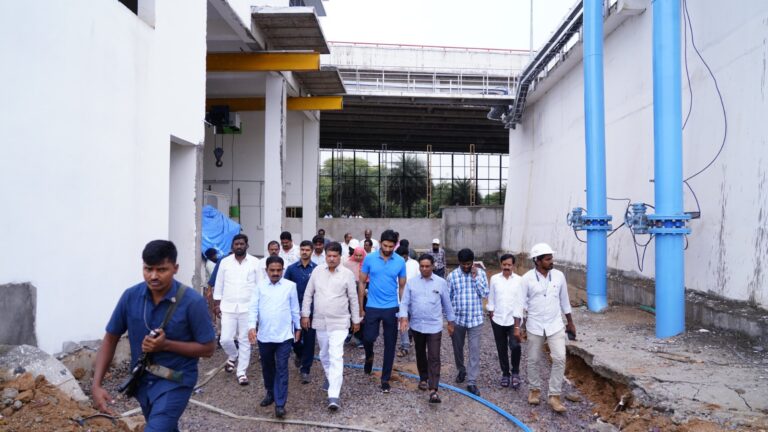 డ్రైనేజ్ సమస్యపై కోర్టు అసోసియేషన్ సభ్యులతో చర్చ.